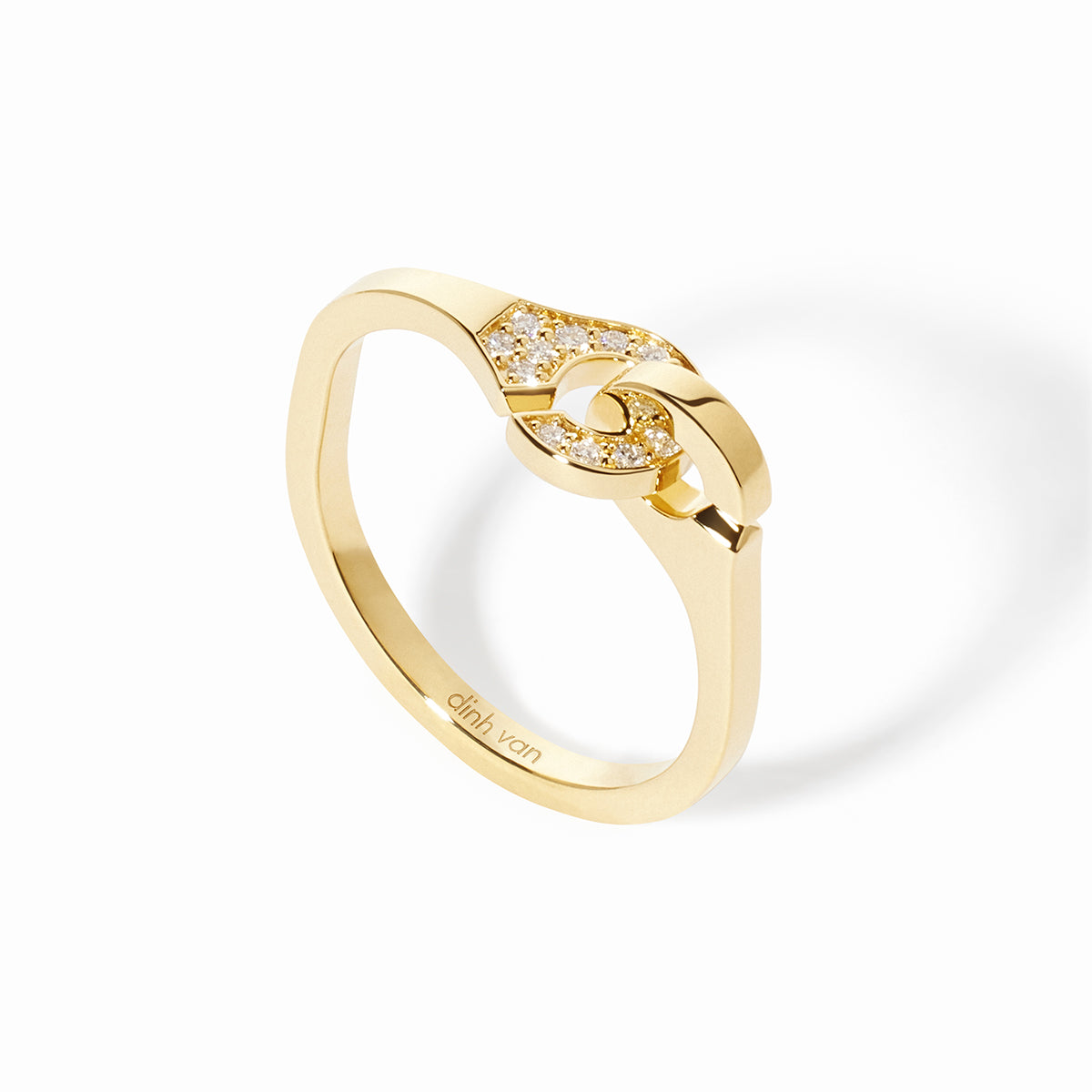 Bague Menottes sculptées or jaune 18Kt demi-pavée