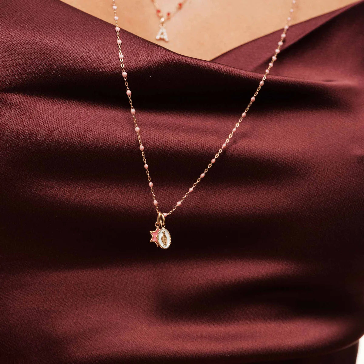 Pendentif Madone résine blanche or jaune