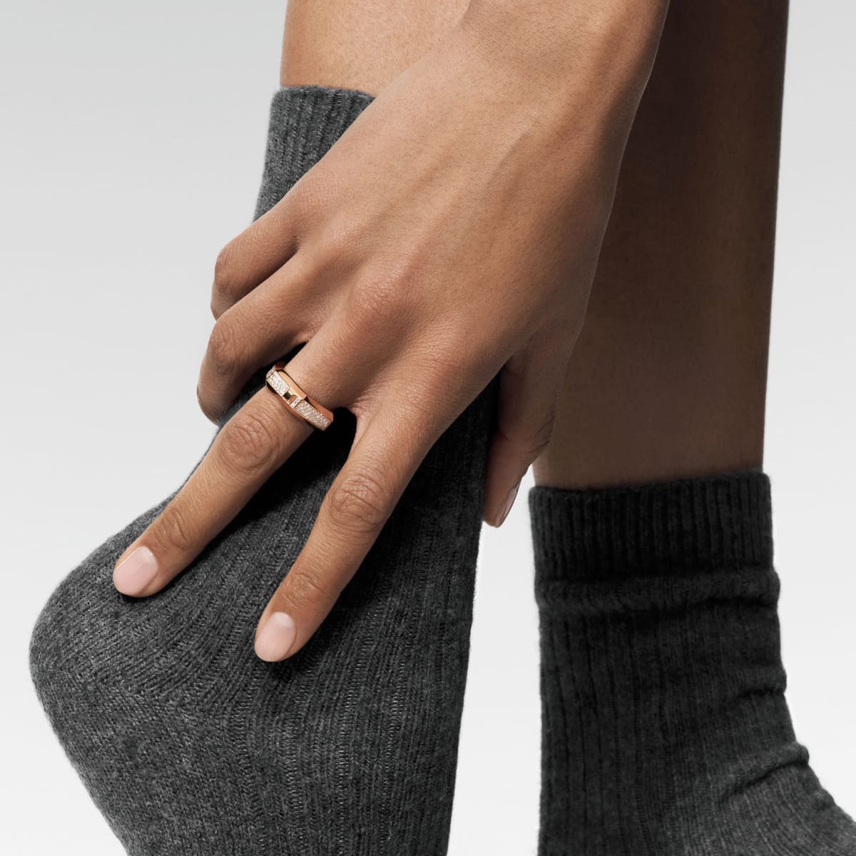 Bague Moderniste pavée or et diamants moyen modèle